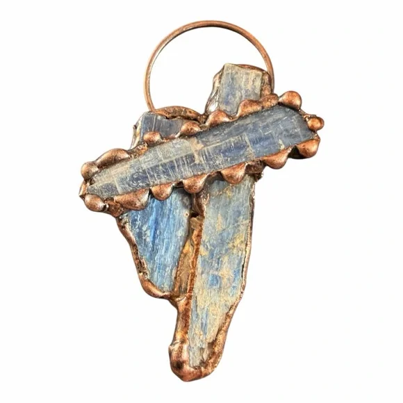 This is a handmade raw blue kyanite and copper pendant - Picture 1 of 4
